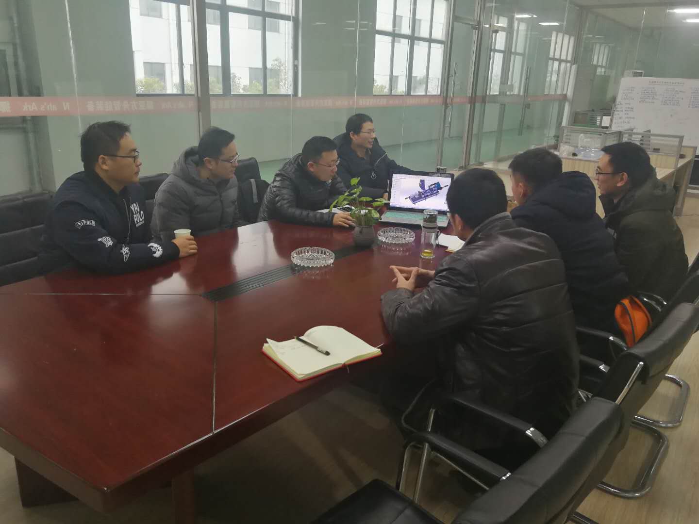 徐工集團代表與技術(shù)人員現(xiàn)場溝通
